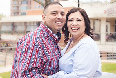 Hispanic adoptive couple hoping to adopt, pareja adoptiva hispana con la esperanza de adoptar