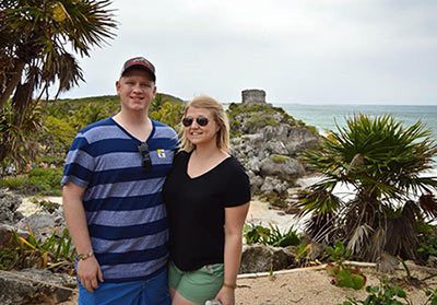 Cody and Ashley pose by the beach while on vacation