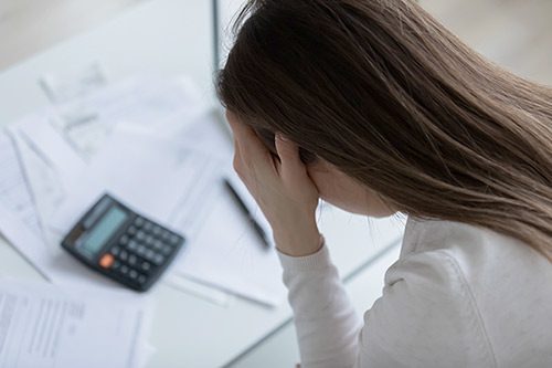 Woman feels desperate after calculating expenses