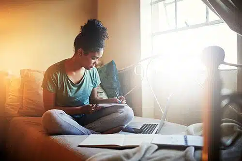 Student with an unplanned pregnancy searches for financial help