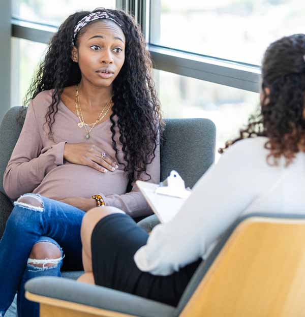 pregnant woman talking to counselor pregnant-woman-talking-to-counselor