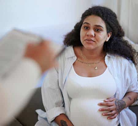 pregnant-woman-talking-to-professional